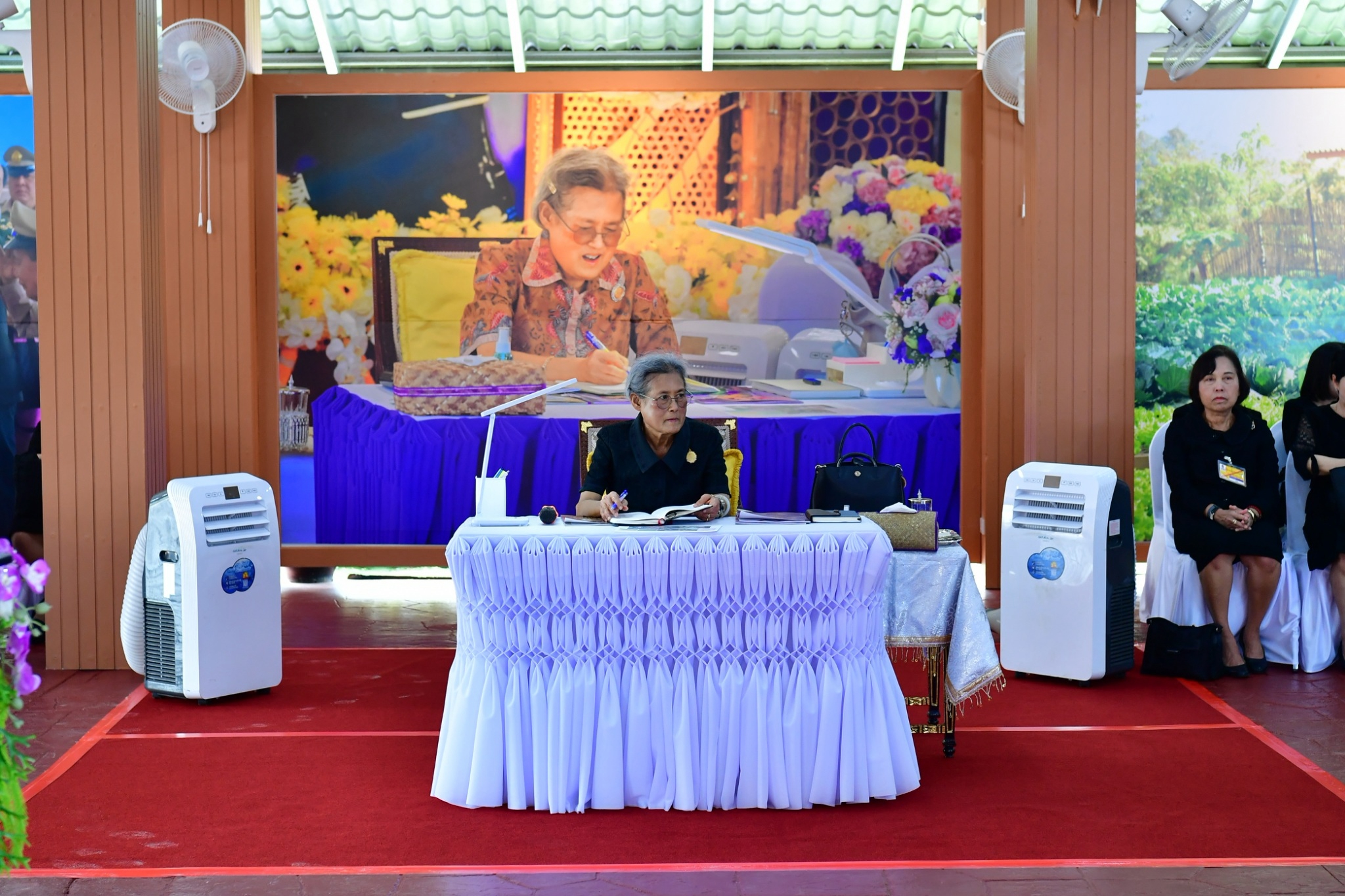title - เลขาธิการ ส.ป.ก. พร้อมคณะ ร่วมเฝ้าฯ รับเสด็จ สมเด็จพระกนิษฐาธิราชเจ้า กรมสมเด็จพระเทพรัตนราชสุดาฯ สยามบรมราชกุมารี เป็นองค์ประธานเปิดงานวันลองกอง ของดีเมืองนรา ครั้งที่ 49 ปี 2569 และทอดพระเนตรนิทรรศการภายในงานเยี่ยมชมบูธนิทรรศการ ของ ส.ป.ก.นราธิวาส ภายในงานวันลองกอง ของดีเมืองนรา ครั้งที่ 49 ปี 2569